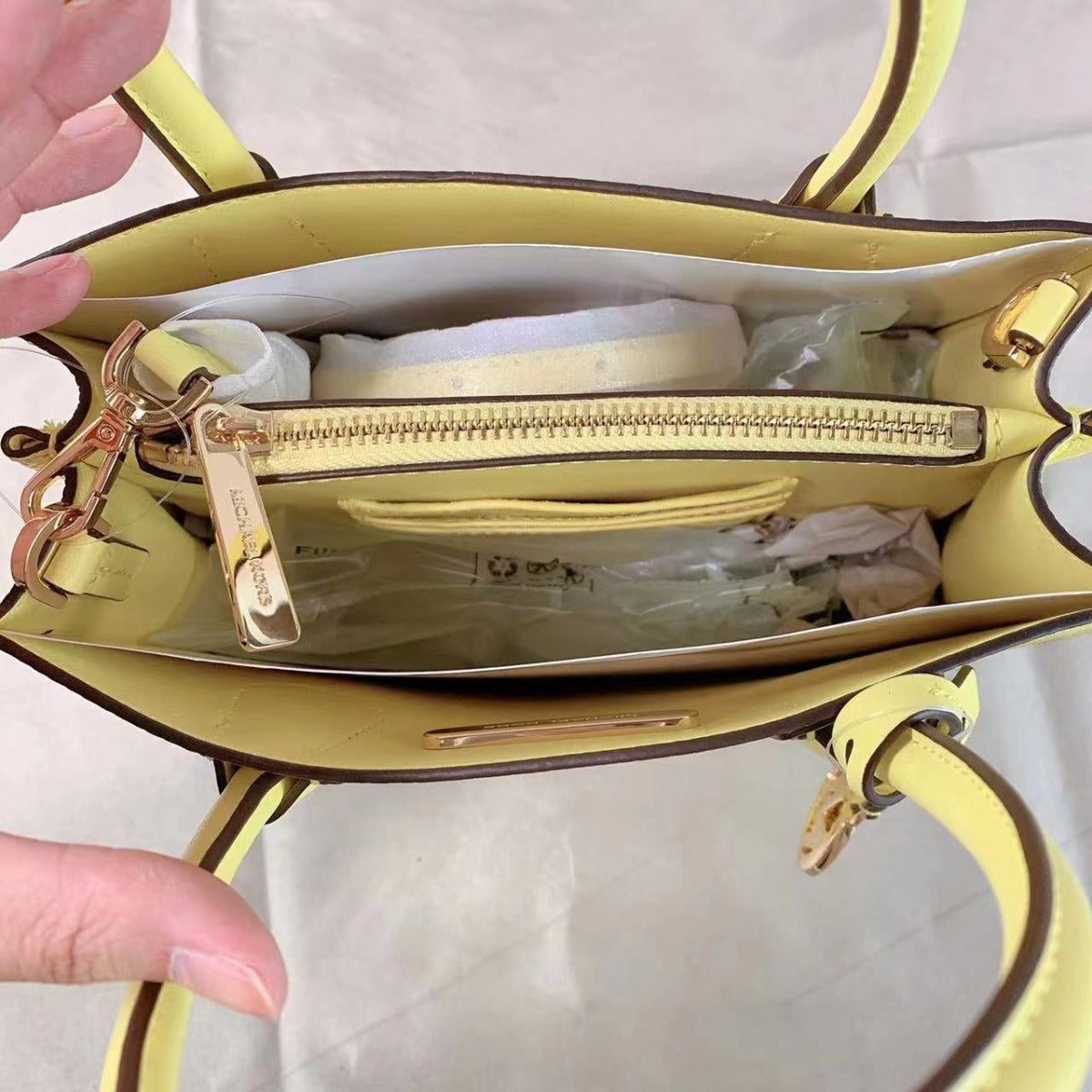 MICHAEL KORS 35S1GM9M2L MERCER MEDIUM PEBBLED LEATHER CROSSBODY BAG IN SUNSHINE MICHAEL KORS 35S1GM9M2L MERCER MEDIUM PEBBLED LEATHER CROSSBODY BAG IN SUNSHINE